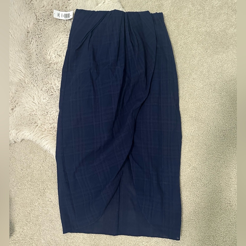 Aritzia Wilfred Pursuit Midi Layered Skirt in Classic
Navy
